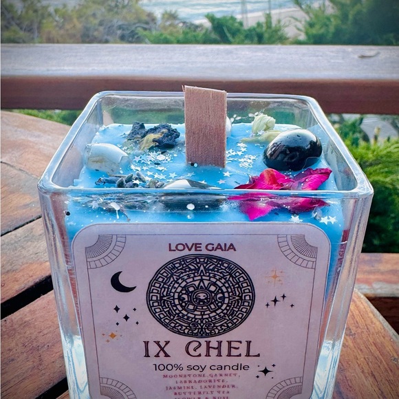 Ix Chel Goddess Candle with Crystals & Botanical Herbs 10oz - Picture 8 of 9